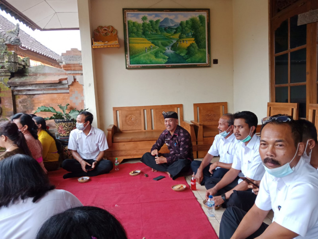 Perbekel Petang bersama Staf dan Perangkat Desa Petang Menghadiri Acara Pawiwahan
